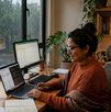 Persona haciendo home office por mal clima y lluvias