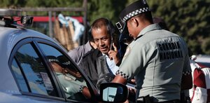 Policía de la Guardia Nacional hablando con un conductor.