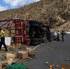 Tragedia Cuacnopalan-Oaxaca, camión estuvo a punto de caer al vacío en la Cuacnopalan-Oaxaca.