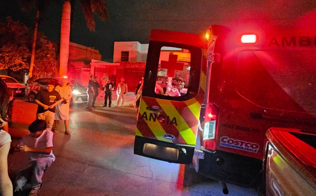 Paramédicos atendiendo a un menor de edad que fue abandonado por su amigo tras accidente.