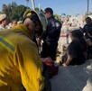 Dos extranjeros de 59 y 27 años fueron rescatados tras caer en una fosa del panteón de Tlaquepaque. Fueron trasladados a la Cruz Verde.