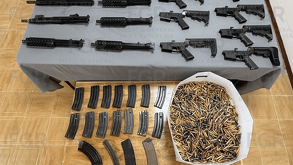 En el munipio de Galeana la fiscalia detuvo a un hombre con armas que conducia camioneta sospechosa con placas de circulación del Estado de México.