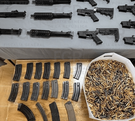 En el munipio de Galeana la fiscalia detuvo a un hombre con armas que conducia camioneta sospechosa con placas de circulación del Estado de México.