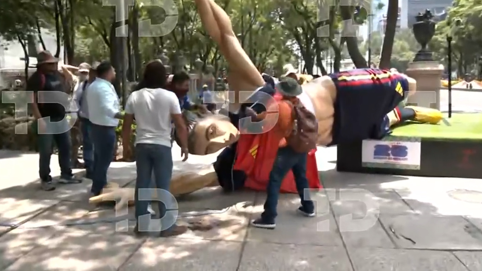 Integrantes encapuchados de la CNTE derribaron y prendieron fuego a las estatuas monumentales del Mundial 2026 instaladas en el Paseo de la Reforma.