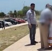 Se observa a varios hombres rodeando a una niña vestida de blanco.