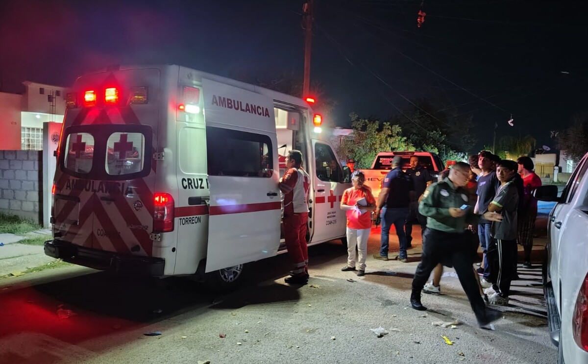 Paramédicos atendiendo a un joven lesionado tras una riña multitudinaria en la colonia Ex Hacienda La Perla de Torreón.