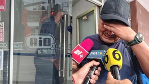 Hombre llorando por estar encerrado en cine en Monterrey.