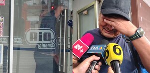 Hombre llorando por estar encerrado en cine en Monterrey.