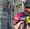 Hombre llorando por estar encerrado en cine en Monterrey.
