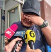Hombre llorando por estar encerrado en cine en Monterrey.