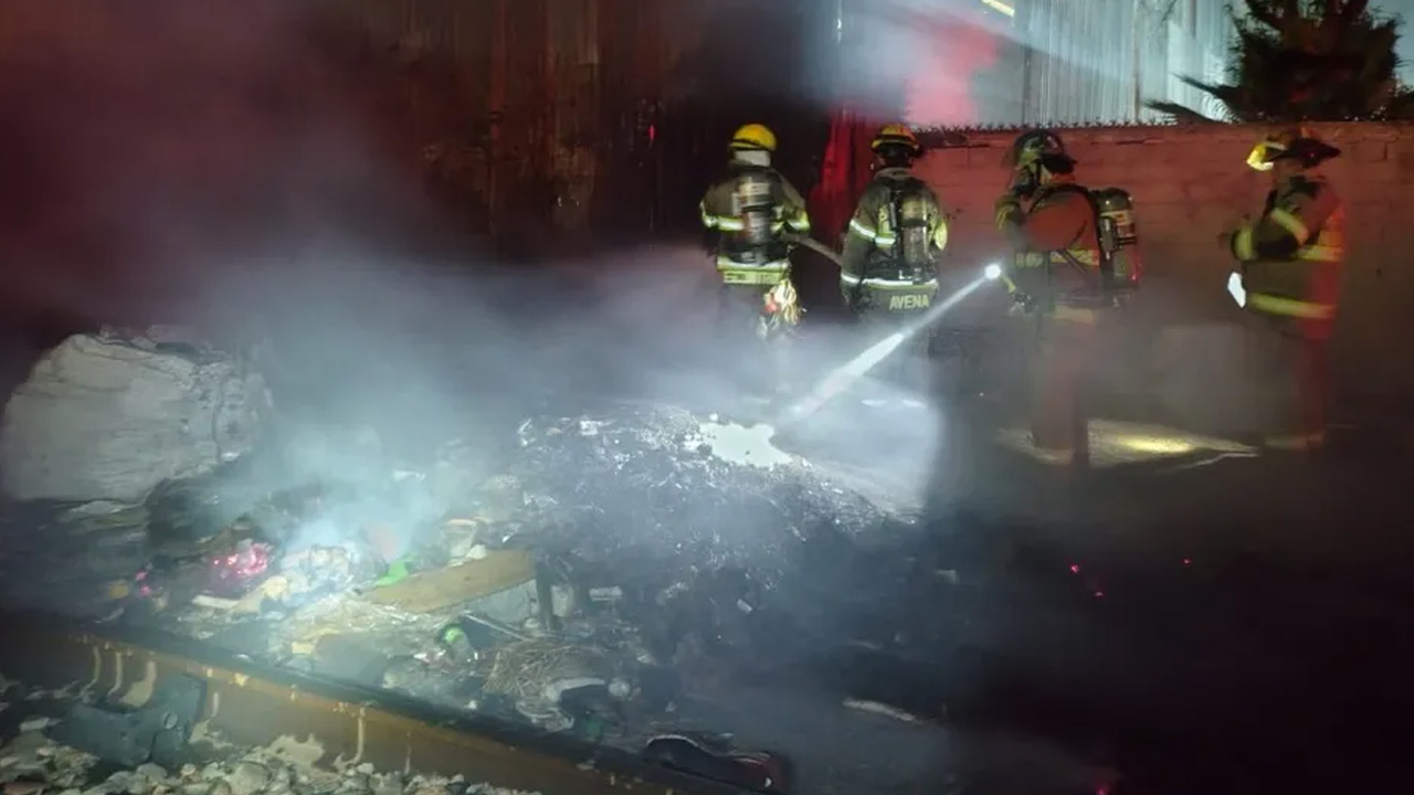 Un incendio consumió una estructura tipo tejabán en la colonia Argentina, al norte de Monterrey.