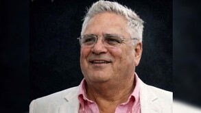 Empresario joyero de Jalisco Jaime Arias García viendo hacia un costado delante de un fondo negro