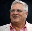 Empresario joyero de Jalisco Jaime Arias García viendo hacia un costado delante de un fondo negro