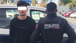 La foto de un policía municipal junto con el detenido en las inmediaciones de una plaza comercial de Tlajomulco de Zúñiga