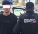 La foto de un policía municipal junto con el detenido en las inmediaciones de una plaza comercial de Tlajomulco de Zúñiga