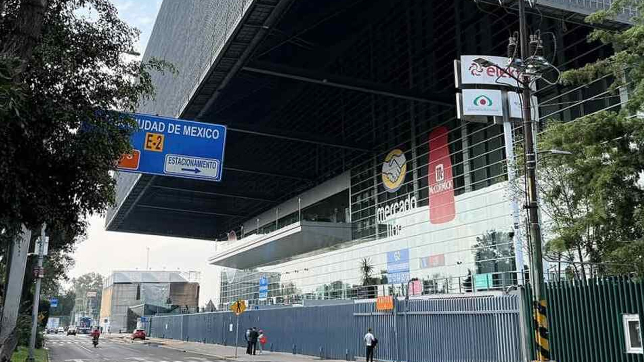 Un grupo de jóvenes enfrentó a presuntos estafadores que cobraban hasta 200 pesos por el uso del estacionamiento de la Arena CdMx.