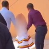 Se observa a dos hombres de pie y una niña que trae un vestido blanco.