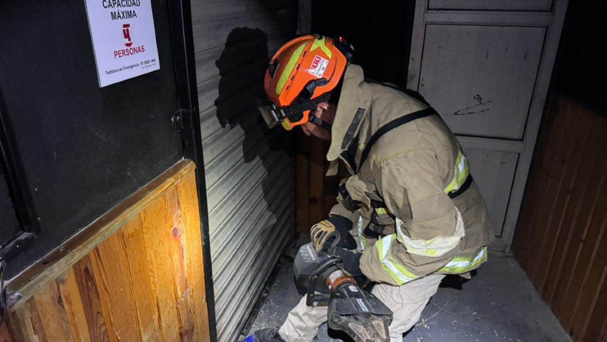 Movilización por rescate de hombres en elevador en Monterrey.