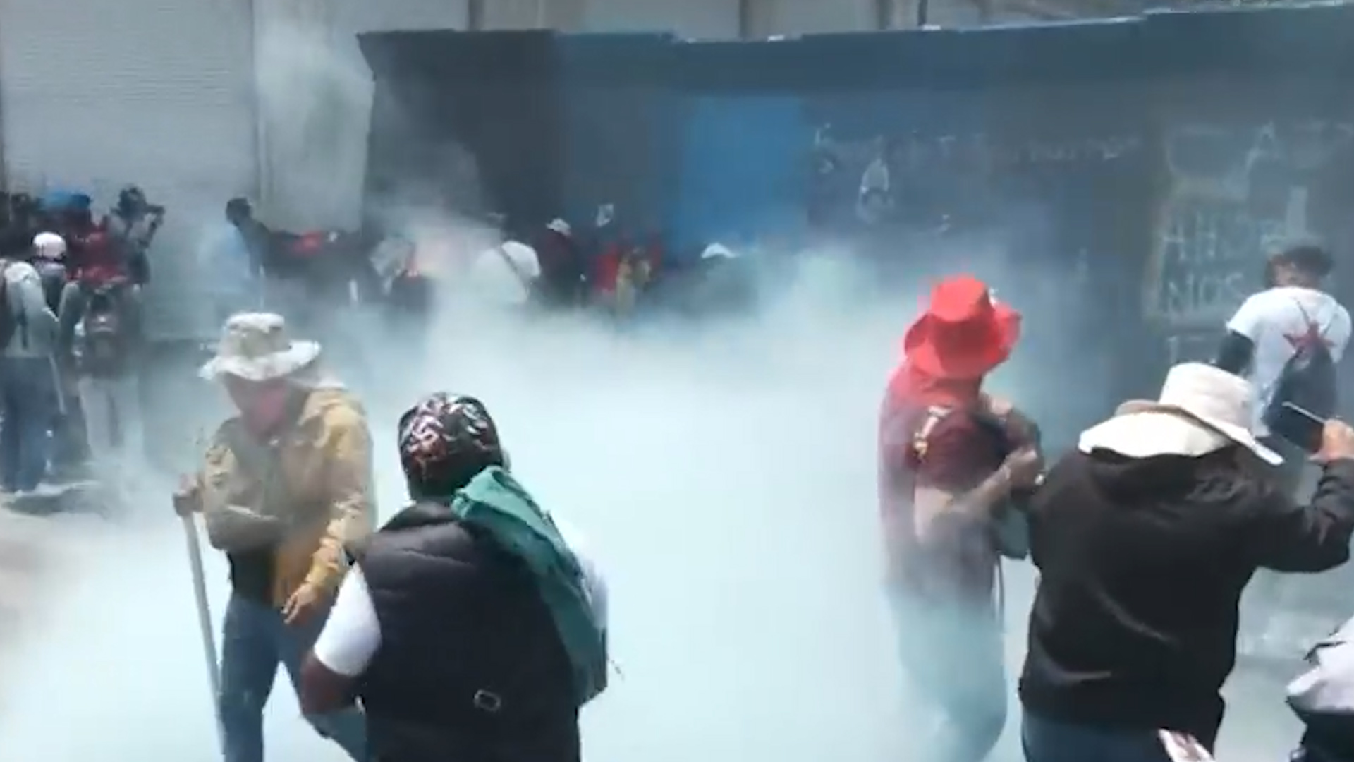 Disturbios en el Zócalo de la CdMx por marchas de la CNTE dejan maestros lesionados y reportes confirmados del uso de artefactos explosivos con dinamita.