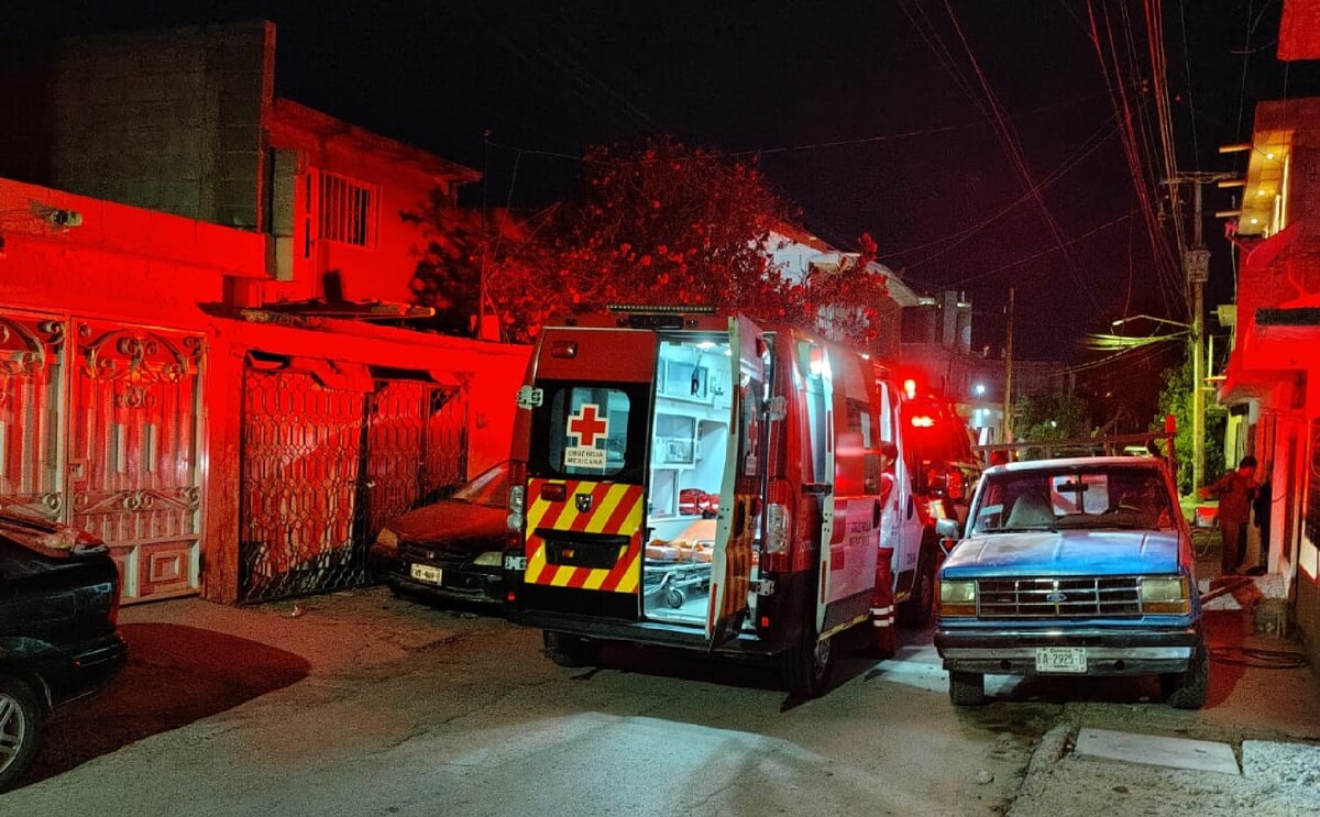 Ambulancia en la colonia Elsa Hernández atendiendo a víctimas de ataque.