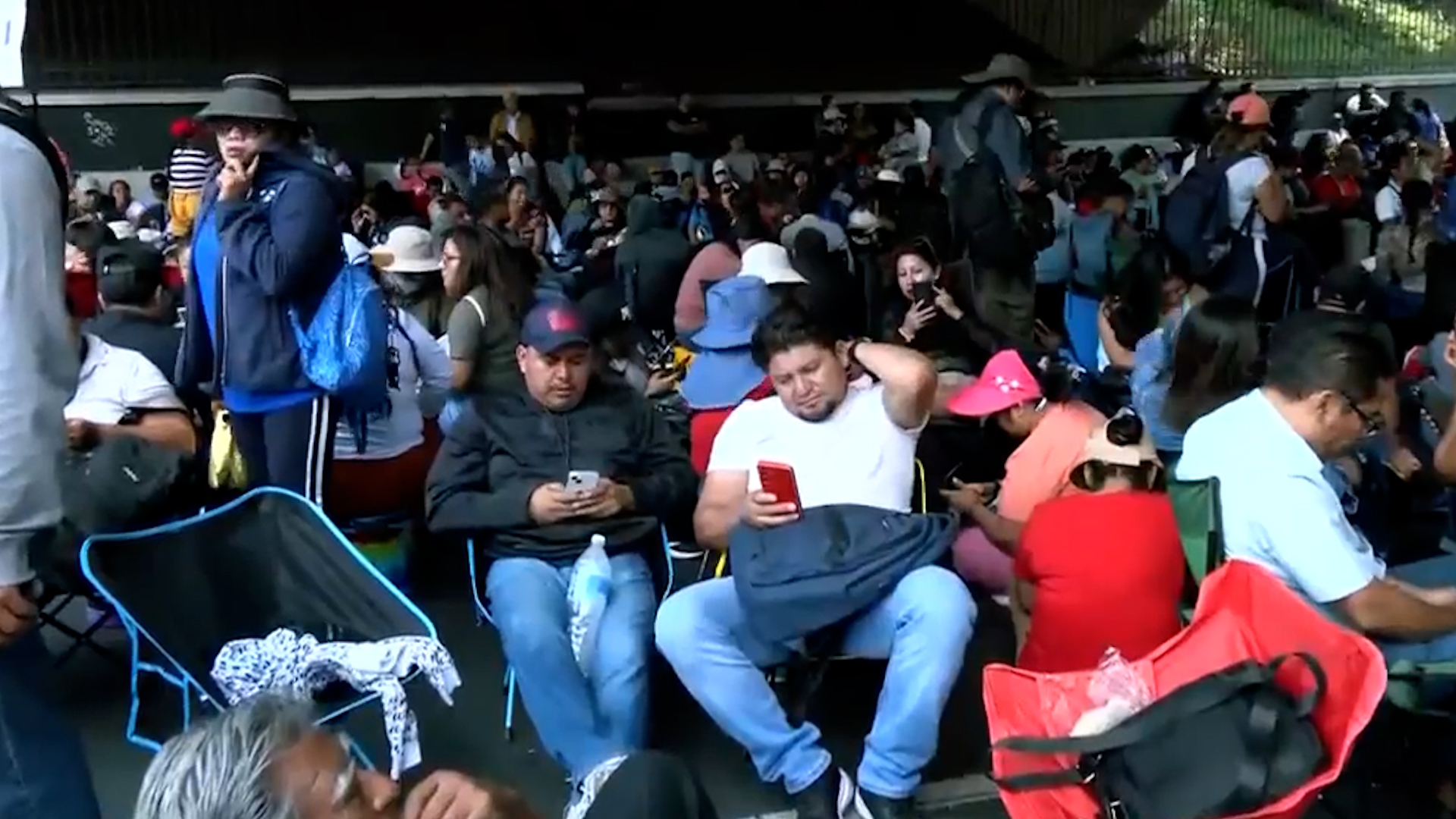 Más de 800 maestros de la CNTE bloquean ambos sentidos de Circuito Interior en la CdMx. Elementos de la SSC realizan cortes a la circulación vial.