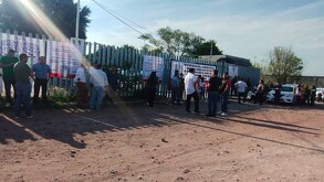 Trabajadores sindicalizados de la Comisión Nacional del Agua (CONAGUA) realizaron una protesta en las instalaciones de la dependencia federal en Celaya.