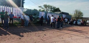 Trabajadores sindicalizados de la Comisión Nacional del Agua (CONAGUA) realizaron una protesta en las instalaciones de la dependencia federal en Celaya.
