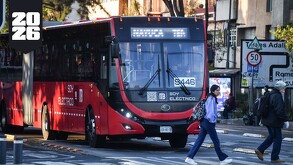 Metrobús circulando sobre la CdMx