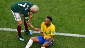 Miguel Layún tendiéndole la mano a Neymar durante los Octavos de Final del Mundial de Rusia 2018.