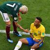 Miguel Layún tendiéndole la mano a Neymar durante los Octavos de Final del Mundial de Rusia 2018.