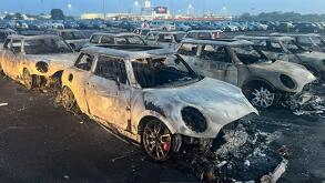 varios autos calcindos por un incendio