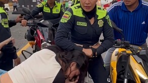Captan a policía de tránsito agrediendo a una joven en operativo de Tlalpan; SSC inicia investigación.
