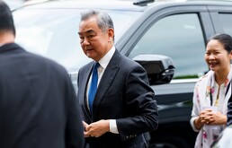 El ministro de Exteriores de China, Wang Yi, llega a la Oficina del primer ministro y Consejo Privado en Ottawa, para reunirse con el primer ministro