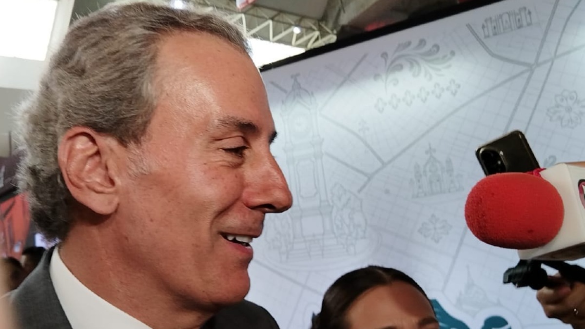Pepe rodeado por miembros de la prensa