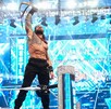 Roman Reigs levantando cinturón de campeonato de la WWE