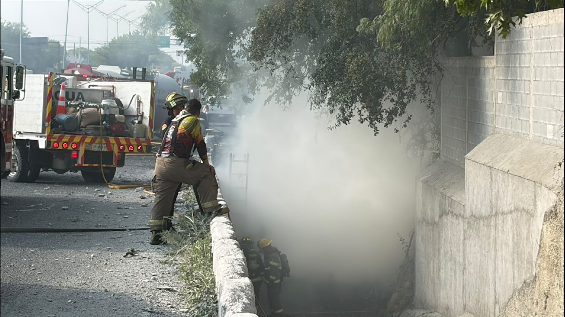 Un tráiler se incendió tras perder el control y caer en el paso inferior del retorno El Hierbaniz sobre la Carretera Nacional en el municipio de Santiago.