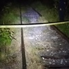 unas vías del tren y una cinta de prohibido el paso