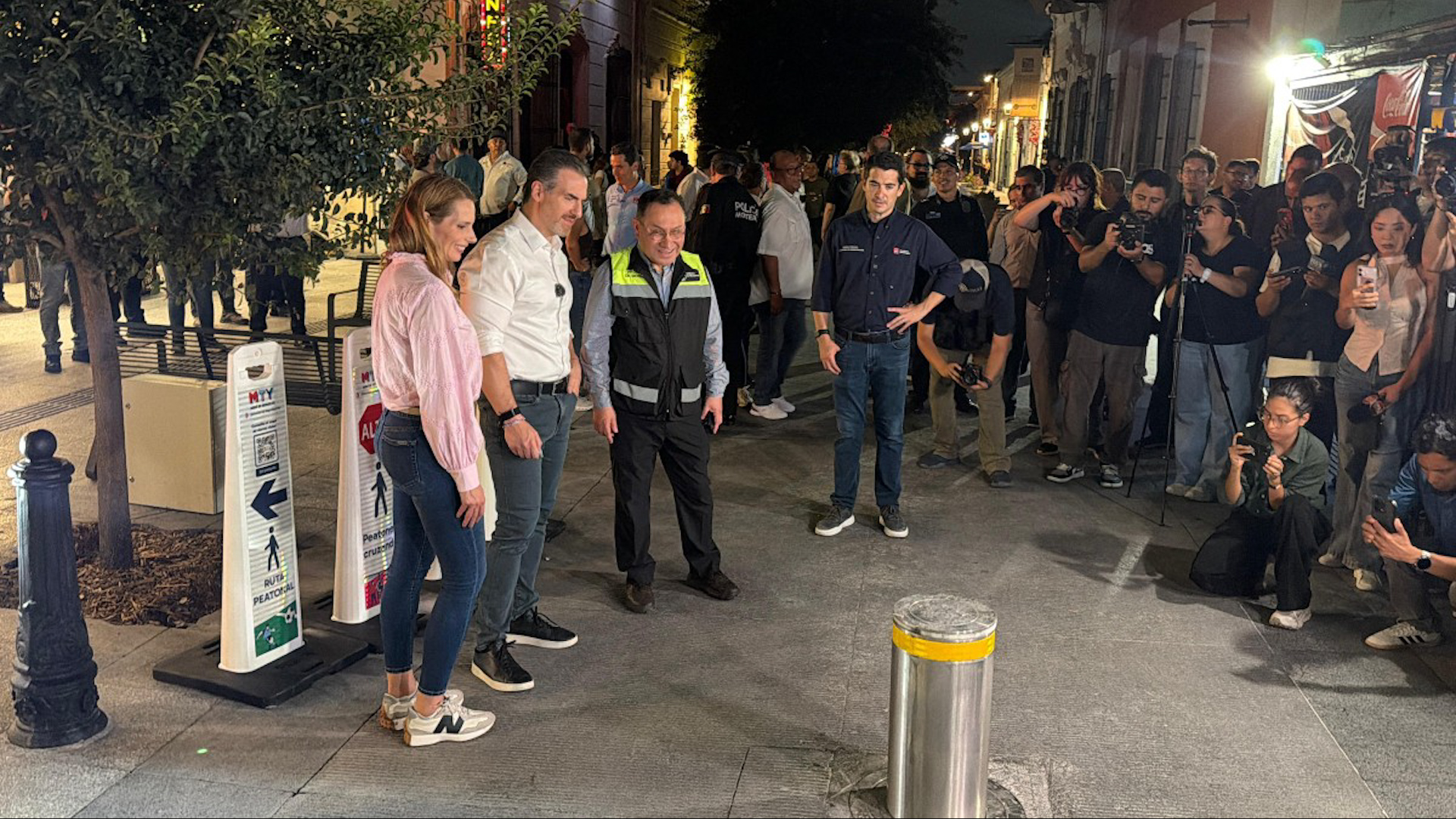 El municipio de Monterrey arrancó la operación mundialista en Barrio Antiguo con cierres vehiculares permanentes y un sistema de bolardos inteligentes.