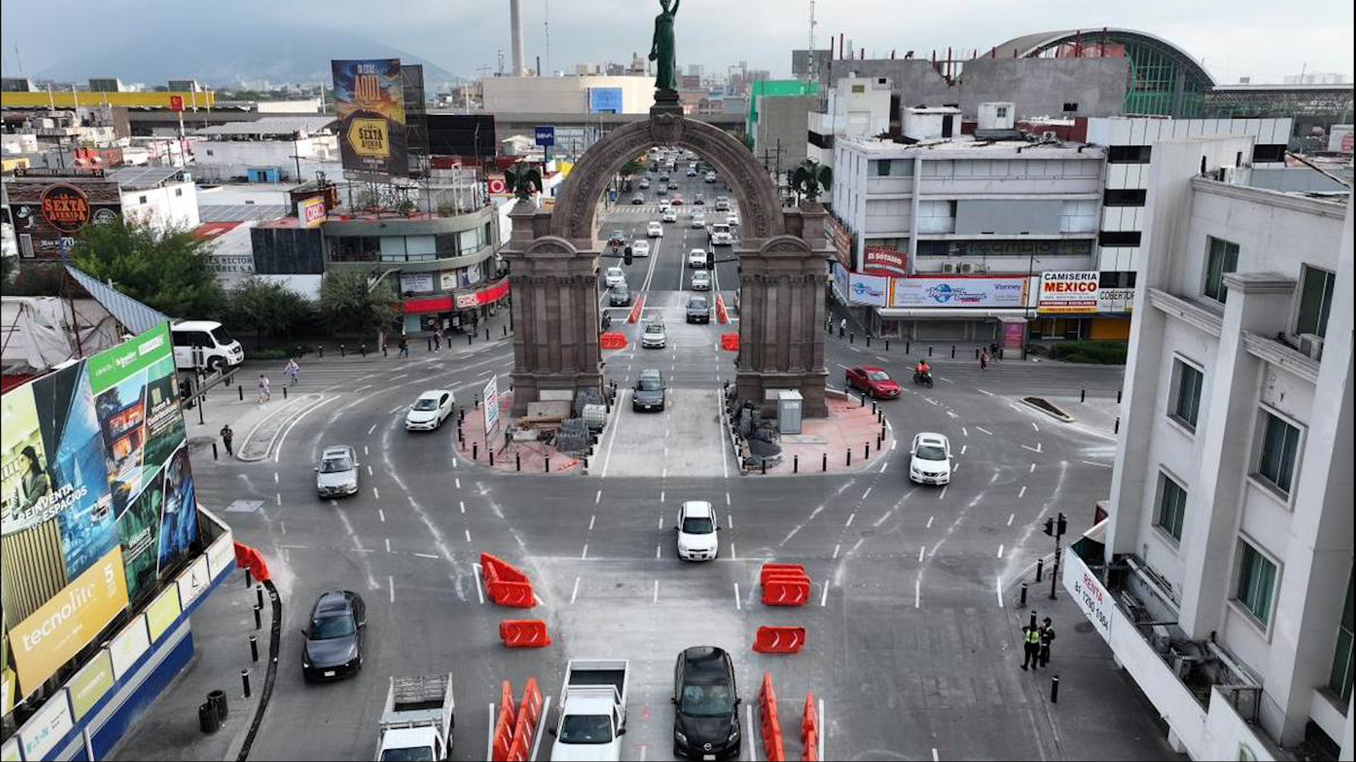 El municipio de Monterrey concretó la reapertura de los carriles centrales de la avenida Pino Suárez ubicados por debajo del Arco de la Independencia.