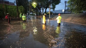 Una fuerte tormenta inundó vialidades en Guadalajara y Zapopan. Hay árboles caídos, autos varados y cierres en López Mateos y Periférico Sur.