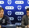 Matías Almeyda siendo presentado como nuevo entrenador de Rayados, junto a Walter Erviti, parte de la directiva del Monterrey.