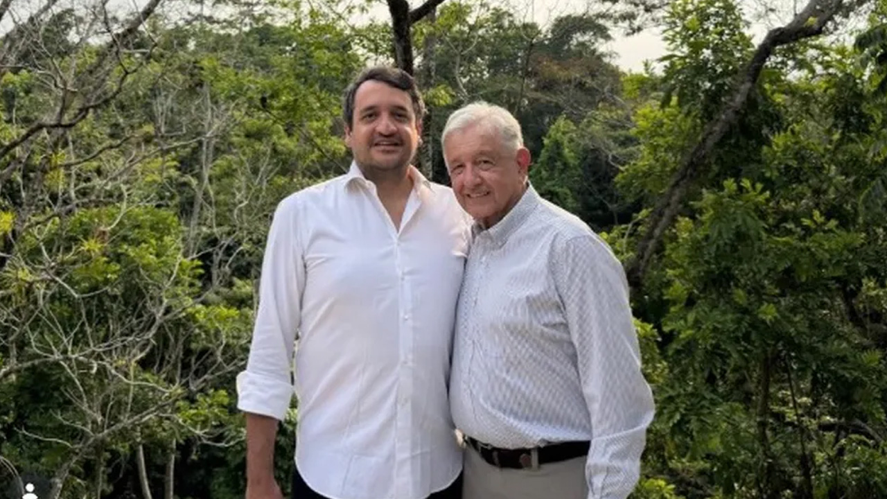 Andrés Manuel López Obrador reapareció en una fotografía difundida por su hijo, Andrés Manuel López Beltrán.