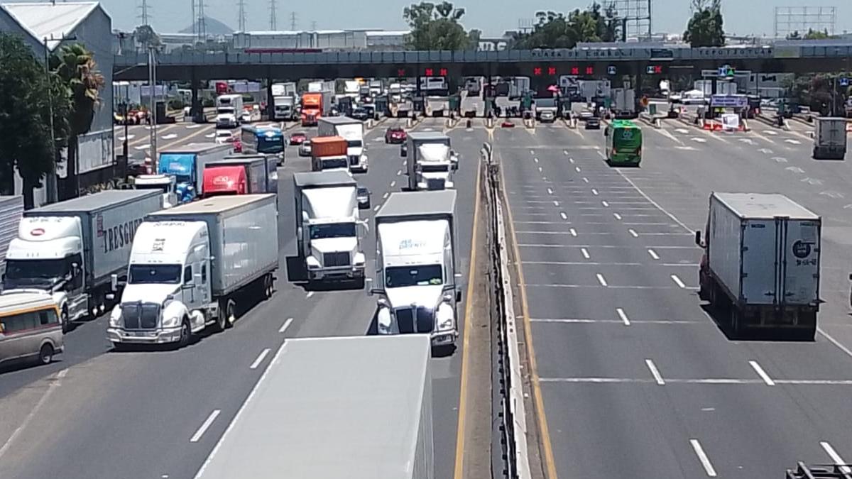 Camiones de carga en caseta de Tepotzotlán