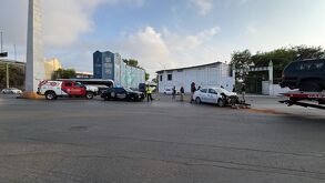 unidad de seguridad privada y camioneta con destrozos ante impacto en la colonia obrera Monterrey