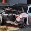 Automóvil color blanco con la puerta del conductor abierta y completamente destruido de la parte de enfrente tras un aparatoso choque