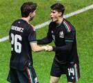 Armando González y Brian Gutiérrez festejando gol con la Selección mexicana