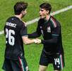 Armando González y Brian Gutiérrez festejando gol con la Selección mexicana