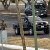 Policías del Estado de Colima, militares del ejército y grupo de personas en un área acordonada con una camioneta negra donde un hombre fue asesinado a balazos