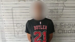 Se observa a un hombre con el rostro con blur, está detenido.