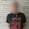 Se observa a un hombre con el rostro con blur, está detenido.